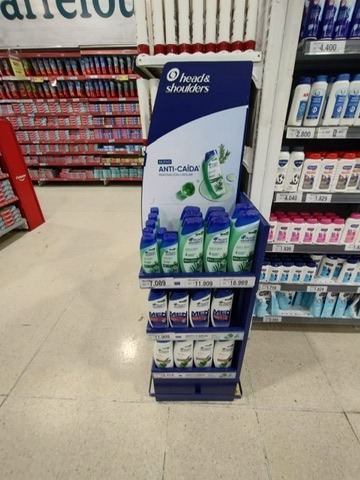 Exhibidor de Head & Shoulders en supermercado