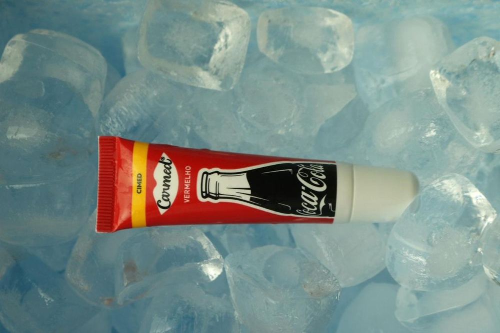 Bálsamo labial Carmed sobre hielo