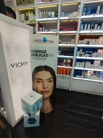 Exhibidor de La Roche-Posay y Vichy en farmacia